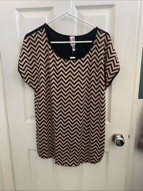 Espresso Black and Beige Chevron Short Sleeve Tunic